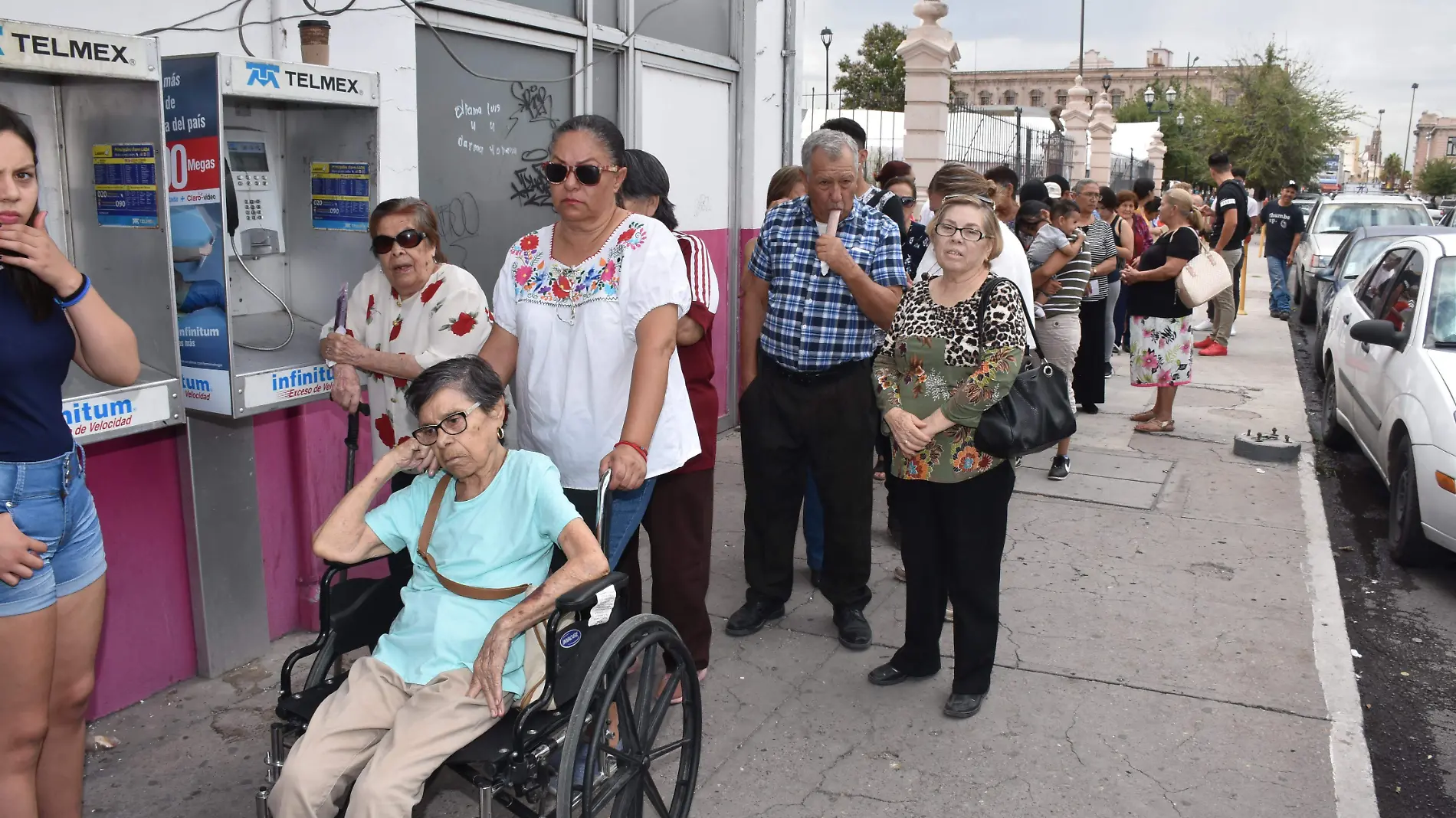 largas filas en telegrafos para recibir pago (29)